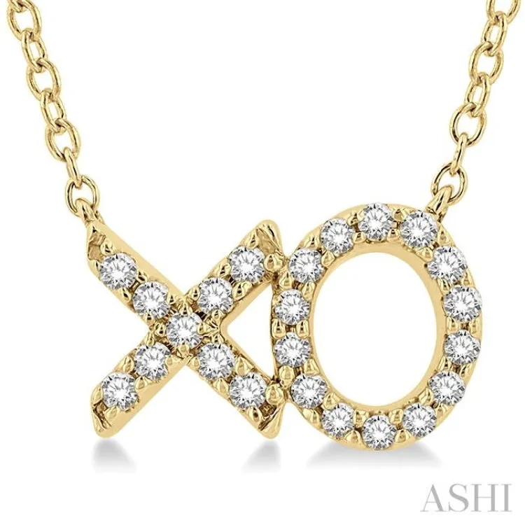 1/6 Ctw 'XO' Hugs and Kisses Round Cut Diamond Petite Fashion Pendant With Chain in 10K Yellow Gold