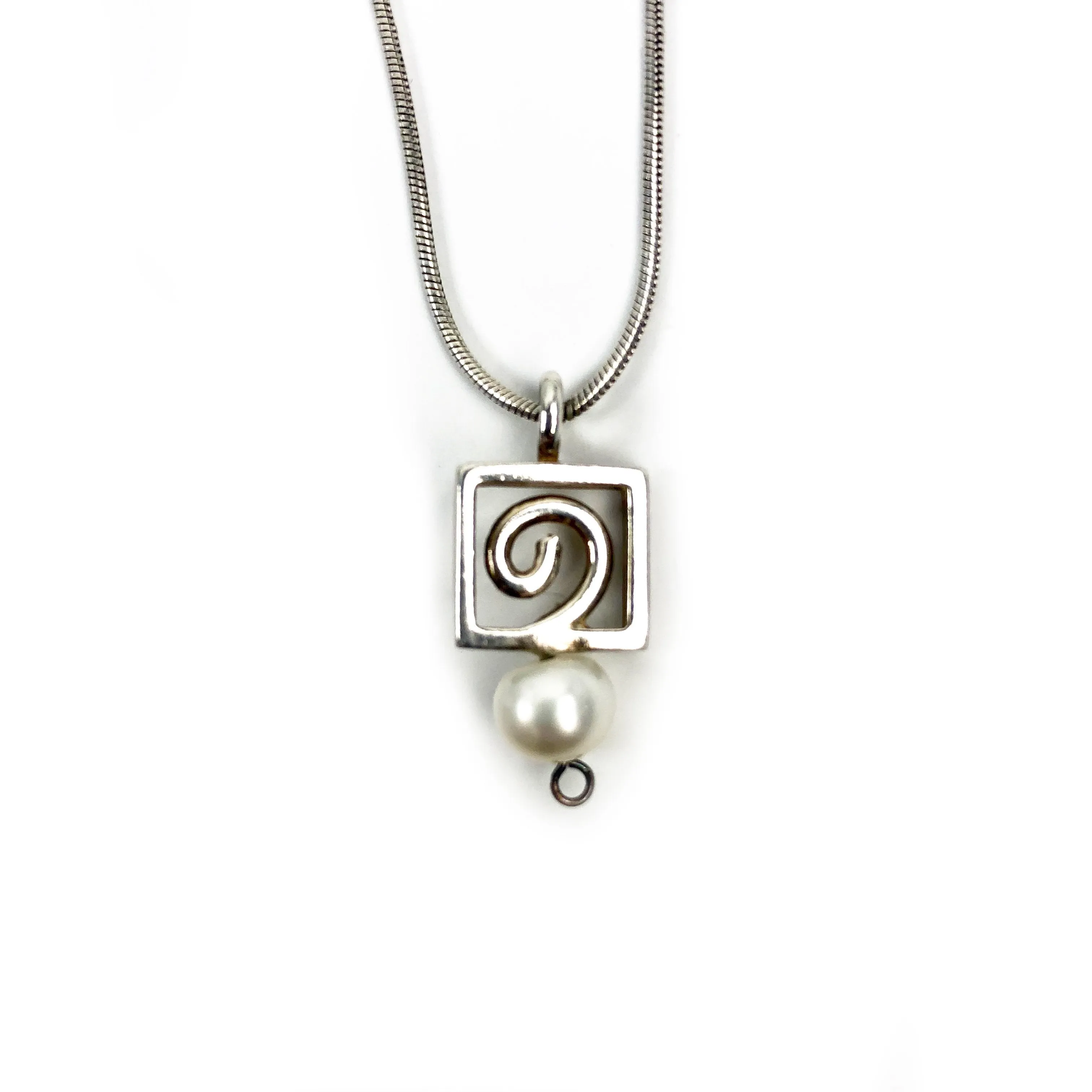 Donna D’Aquino Necklace: Pendant With Pearl