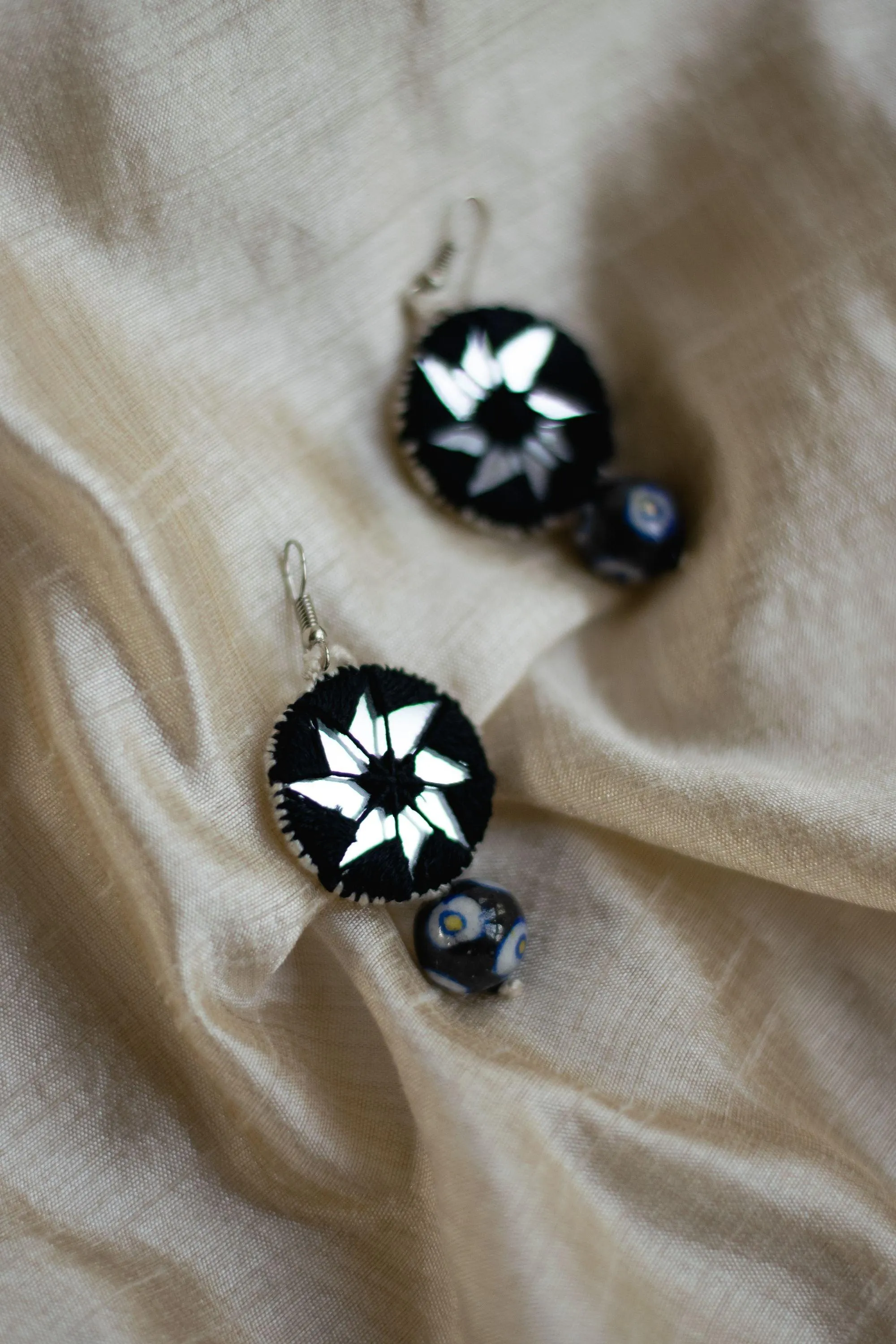 Kaisori Dual circle thread pottery earrings - black and white