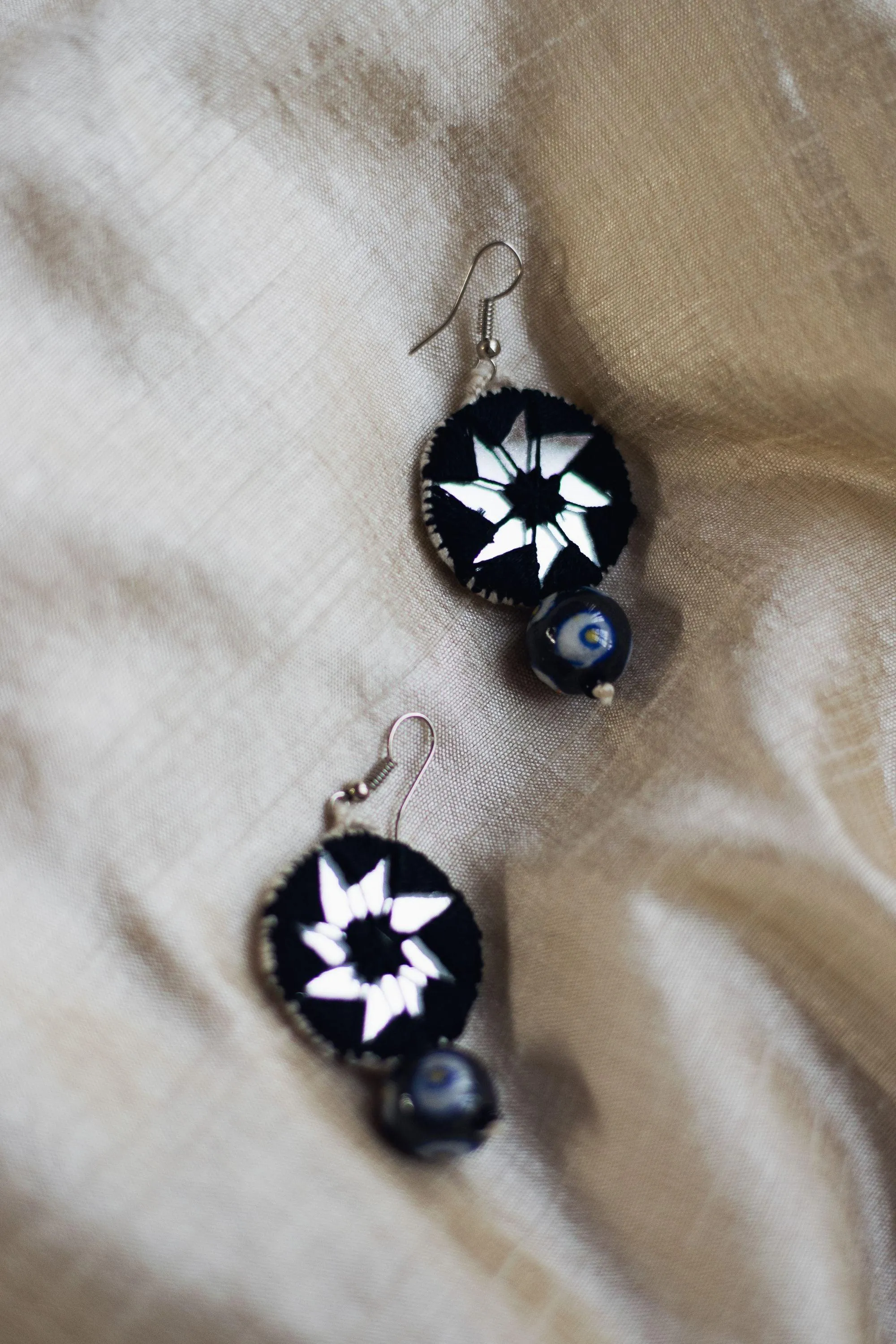 Kaisori Dual circle thread pottery earrings - black and white